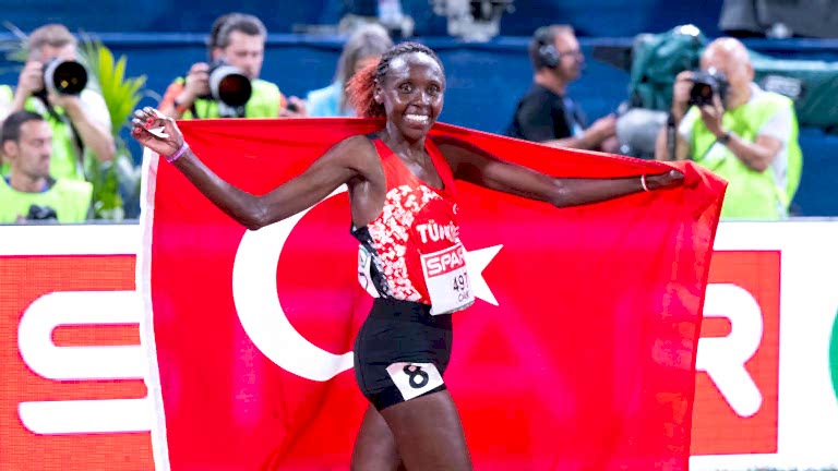 Sporcumuz Yasemin Can, 30:36’lık dereceyle kendisine ait olan 10km yol yarışı Türkiye rekorunu geliştirdi.